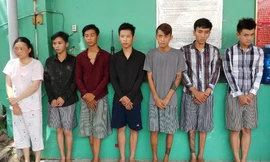 Ba mẹ con cùng nhóm bạn tại công an.