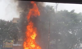 Chiếc ô tô bốc cháy ngùn ngụt trên đường.