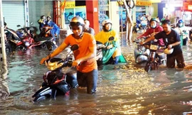 Nhiều khu vực ở TPHCM bị ngập do mưa và triều cường.