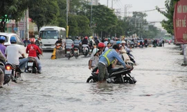 Người dân Sài Gòn vật lộn trong biển nước