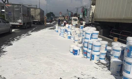 Sơn nước đổ đầy đường vì tài xế phanh gấp.