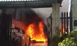 Khu nhà kho cháy nghi ngút sáng 7/3.