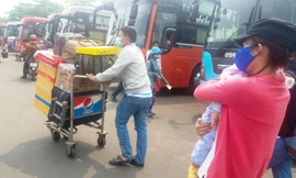 Người dân ùn ùn rời Sài Gòn chiều 28 Tết