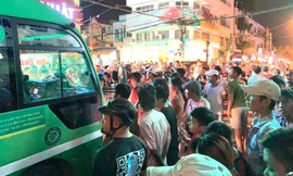 Rất đông người dân bao vây chiếc xe buýt sau vụ việc.