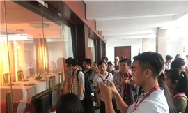 65 thủ khoa háo hức tham quan Dinh Thống Nhất ngày đầu đến TPHCM