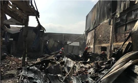 Lực lượng chức năng tiến hành dập lửa.