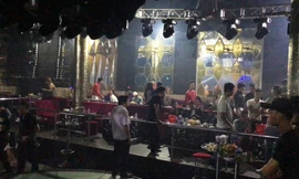 Rạng sáng 16/5, Đoàn kiểm tra liên ngành văn hóa xã hội (Đoàn 2) phối hợp cùng phòng Cảnh sát Điều tra về trật tự xã hội (PC45 TPHCM) liên tiếp kiểm tra 3 tụ điểm kinh doanh nhạy cảm trên địa bàn.