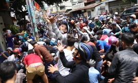 Xem “cô hồn sống” giật cô hồn gây náo loạn cả khu phố ở Sài Gòn