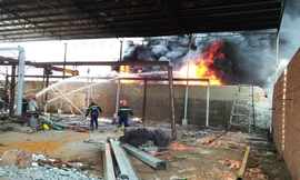 Xưởng phế liệu cháy ngùn ngụt.
