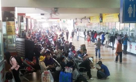 Bến xe, sân bay ở Sài Gòn đông nghẹt người ngày giáp Tết