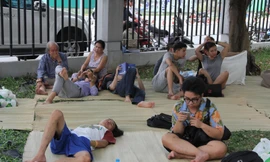 Dân chung cư Carina Plaza lâm cảnh 'màn trời chiếu đất' sau vụ cháy