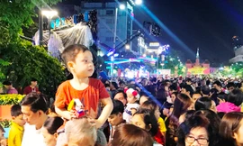 Clip: Chen chân ở đường hoa Nguyễn Huệ ngày khai mạc