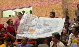 Cử tri mang bản đồ đến nêu ý kiến.