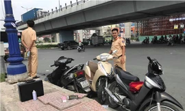 Ba xe máy bị tông hư hỏng.