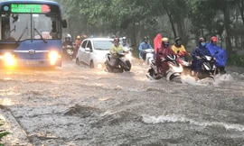 Cửa ngõ sân bay Tân Sơn Nhất ngập lút bánh xe trong cơn mưa lớn