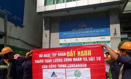 Công nhân kéo đến trụ sở Tập đoàn Đất Xanh đòi tiền lương.