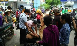 Quốc bị người dân cùng CSGT bắt giữ khi đang trộm xe.