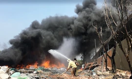 Khói lửa bốc lên nghi ngút từ kho phế liệu.