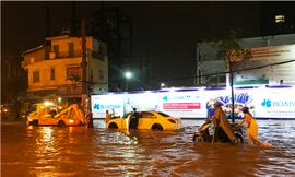 Sài Gòn ngập kinh hoàng trong cơn mưa giữa đêm