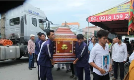 Linh cữu chị N. được đưa về gia đình lo hậu sự.