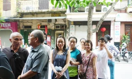 Xếp hàng chờ đến lượt mua phở ở Bát Đàn Ảnh: Xuân Phú