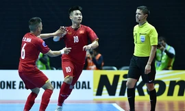 Tuyển futsal Việt Nam ăn mừng vào tứ kết