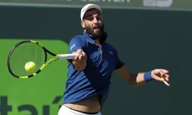 Tay vợt gây cười vì phát bóng bay cả vợt