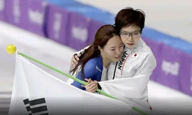 Xúc động hình ảnh nữ VĐV bỏ ăn mừng, an ủi đối thủ đang khóc