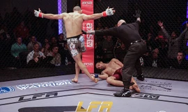 Vẫy tay mời đối thủ ra đòn, võ sĩ MMA bị đấm bất tỉnh