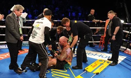 Cú knock-out kinh hoàng khiến võ sĩ quyền Anh suýt mất mạng