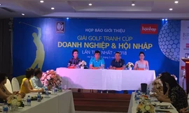 Đánh Golf tranh xe hơi và... tôm hùm