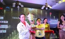 Nhà báo Lê Xuân Sơn, Tổng Biên tập báo Tiền Phong, Trưởng BTC Tiền Phong Golf Championship, trao Cup cho golfer Lê Hùng Nam- nhà vô địch mùa giải đầu tiên