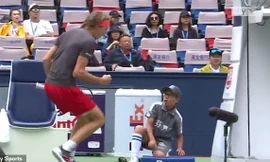 Ăn mừng quá đà, tay vợt Zverev làm cậu bé nhặt bóng phát hoảng 