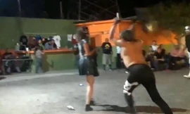 Nữ đô vật lên cơn co giật vì bị đập ghế vào đầu