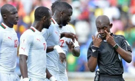 Trọng tài Joseph Odartei Lamptey (áo đen) bị cấm hành nghề vĩnh viễn 