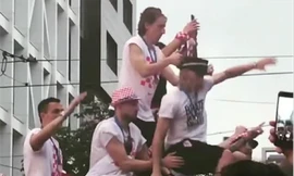 Khoảnh khắc Domagoj Vida suýt trượt ngã từ nóc xe buýt 