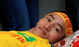 Anh Nguyễn Bá Kỳ chụp ảnh với Xuân Mạnh trên sân Hàng Đẫy