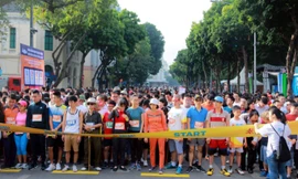 Hoa hậu Đỗ Mỹ Linh chạy đồng hành cùng người khiếm thị