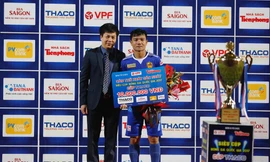 Đinh Thanh Trung nhận danh hiệu Cầu thủ xuất sắc nhất trận Siêu cúp quốc gia- cúp THACO 2017. Ảnh: Như Ý