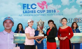 Bà Bùi Hải Huyền, Phó Tổng giám đốc Tập đoàn FLC, trưởng BTC FLC Ladies Cup 2018 trao giải cho golfer Kim Do Yeon.