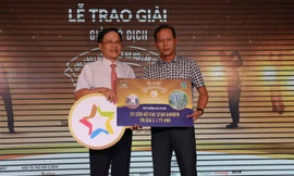 Golfer Ngô Văn Dũng nhận thưởng từ nhà tài trợ
