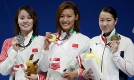 Liu Xiang (giữa) thiết lập kỷ lục ở môn bơi