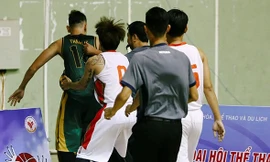 Cấm thi đấu 10 năm đối với hai cầu thủ bóng rổ 'tẩn' trọng tài