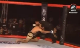 Võ sĩ MMA điên loạn tấn công trọng tài vì tưởng nhầm là đối thủ