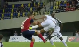 Kinh hãi cảnh cầu thủ đạp thẳng 2 chân vào bụng đối thủ