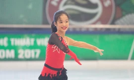 VĐV nhí Trần Khánh Linh đã đánh đổi tuổi thơ của mình để theo đuổi đam mê trượt băng nghệ thuật