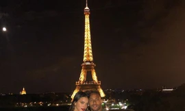 Bạn gái Neymar trổ tài chơi bóng khiến fan thích thú