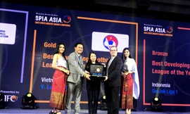 Ông Trần Anh Tú (thứ hai từ trái sang) - Chủ tịch HĐQT kiêm TGĐ Công ty VPF nhận giải thưởng Vàng dành cho V-League 1 