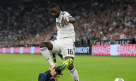 Sao tuyển Đức cho đối thủ 'ăn' nguyên dấu giày đinh lên cổ