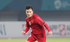 Tuyển thủ Olympic Việt Nam đón Cup Ngoại Hạng Anh tại Hà Nội